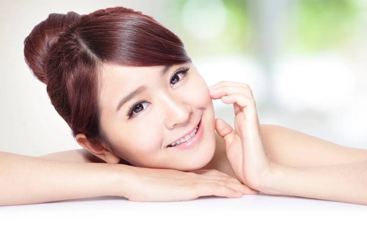 Smiling woman resting on hands